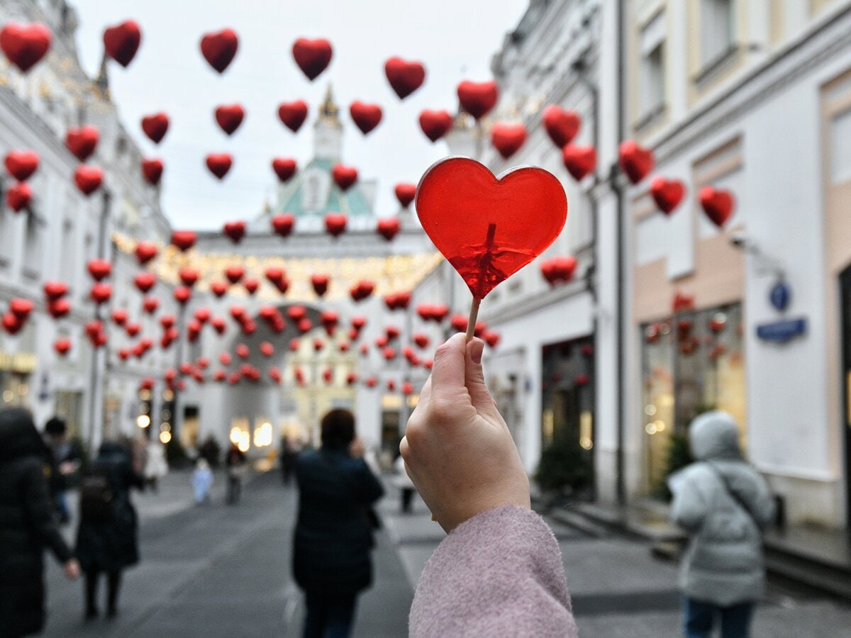 💘 Girls, February 14th is just around the corner.